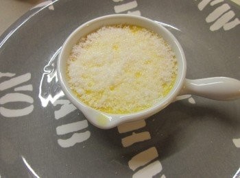 step5: 烤箱以160度隔水烤20-25分,取出在布丁表面均勻灑上砂糖