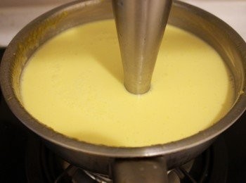 step6: 用手持攪拌棒把果粒打成泥，或稍涼用果汁機打。再煮ㄧ下，不用煮開。