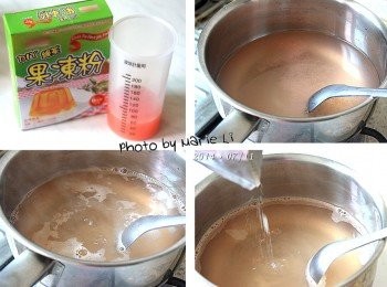 step3: 取半顆葡萄柚的汁液加進水裡調成 600g 的葡萄柚水
放上瓦斯爐以小火煮至沸騰即可熄火
將市售的綠茶口味果凍粉倒進去拌勻
即成了鮮美的《鮮柚茶凍》水