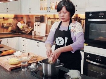 step2: 麥米,、蓮子及百合須先浸泡，然後用滾水煲淋，描起備用