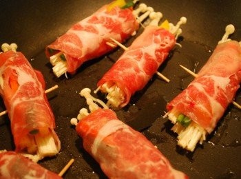 step4: 起油鍋，將豬肉片煎至金黃色(豬肉片收口先下)