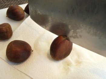 step1: 找一張沾溼的廚房紙巾或抹布墊底，將栗子直立，於上方劃上一道切口。 ＊這個步驟拜託小心小心再小心！