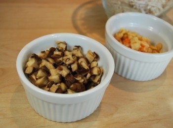 step2: 香菇、蝦米泡水(蝦米可酌量添加米酒去腥)浸軟後擠乾切丁，保留浸菇水、浸蝦米水
