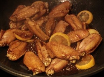 step3: 3.檸檬切厚片，同調味料一齊加入拌勻，蓋上蓋煮至起泡。