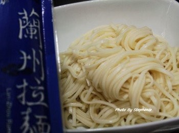 step5: ~撈出麵條～淋上醬汁撒上花生堅果碎粒～再放上蔥花即可完成川味擔擔麵～