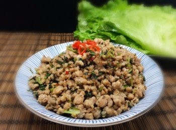 step4: 離火下芫茜及乾蔥，拌勻後用生菜包著吃即可。