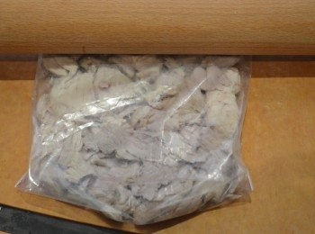 step2: 將豬肉塊放入保鮮袋中，用麵棍稍微拍鬆再壓扁（這樣會比較易撕開）。