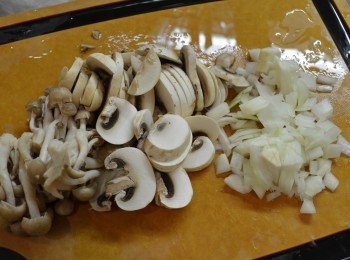 step4: 白磨菇去蒂切片；洋蔥切碎，備用。