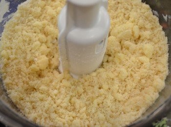 step1: 將中筋麵粉、糖粉、鹽、切粒的冰凍牛油放入食物攪拌機攪打至米粒狀。（不要過度攪打，否則就會迅速變成麵糰。)