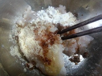 step3: 蝦肉落調味料順時針方向攪拌至起膠