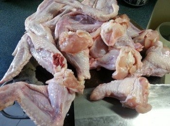 step1: <a href="https://bit.ly/3zHU5V3" target="_blank" data-keyword="雞翼" class="guide-link"><strong>雞翼</strong></a> <span style="display:inline-block;vertical-align:middle;margin-top:-3px;color:initial;border-radius:3px;padding:2px 3px;font-size:12px;line-height:14px;background:#87d300;color:#fff;">即買</span> 斬去頭部份(放雪櫃留待第二款餸用)