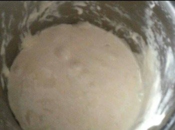 step1: 首先要製作冷藏種液,將冷藏種液所有材料放入一個盤攪勻,蓋上蓋在室溫發酵一個鐘,然後放入雪櫃常溫雪18個鐘以上