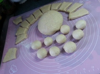 step8: 將每個麵團滾圓,舖上保鮮紙休息15分鐘,