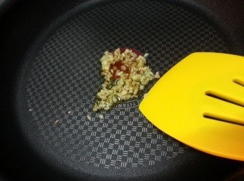 step6: 燒熱2茶匙油,放入薑粒爆香