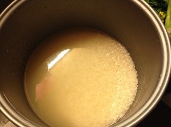 step2: 米洗淨加雞湯