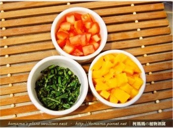 step3: 愛文芒果去皮除籽後，逐一將芒果肉分切成芒果丁；番茄則切成番茄丁，九層塔葉用開水洗淨後，直接切碎。