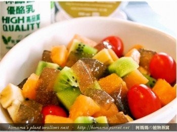 step3: 將切成丁狀的黑木耳健康凍、哈密瓜、香蕉、奇異果與番茄，放到碗中攪拌均勻。