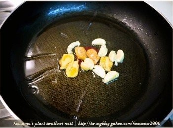 step2: 先將蒜頭與薑片入鍋爆香。