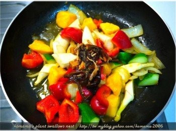 step6: 最後放入青檸酸辣黑菇醬來增味，並酌量灑點鹽巴來調味後即可起鍋。