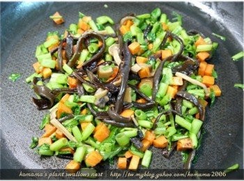 step7: 隨後在放入靠近尾端位置的空心菜來一同拌炒。