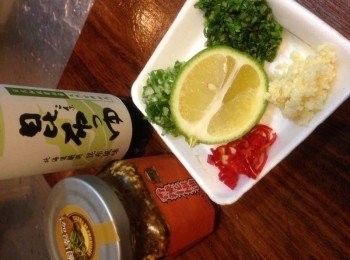 step1: 雞腿去骨洗淨、蒜切末、蔥切末、辣椒切末、香菜切末，檸檬與蒟蒻麵洗淨備用。