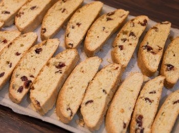 step11: 平鋪於焗盤上，放回焗爐內多焗 8 分鐘至表面金黃色後再取出，把脆餅反面，然後最後再多焗 5 – 8 分鐘至表面金黃色。