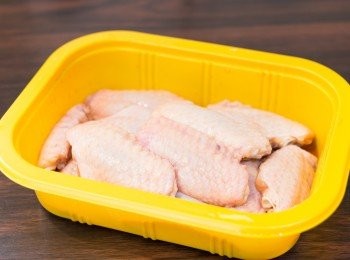 step3: <a href="https://bit.ly/3zHU5V3" target="_blank" data-keyword="雞翼" class="guide-link"><strong>雞翼</strong></a> <span style="display:inline-block;vertical-align:middle;margin-top:-3px;color:initial;border-radius:3px;padding:2px 3px;font-size:12px;line-height:14px;background:#87d300;color:#fff;">即買</span> 加入醃料中的薑汁、日本豉油、味醂、糖和鹽拌勻後，加入粟粉拌勻，包好，醃 2 小時以上。