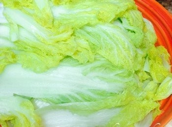 step1: 娃娃菜切好洗淨。鍋裡倒入雞湯及同等份量的水，加薑片及金華火腿片，煲滾。放入娃娃菜灼熟，撈起瀝乾，在盤子裏排好。金華火腿撈起切絲。留起一半灼過菜的雞湯用來煮汁。