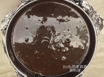 step4: 加入低筋麵粉、萊姆酒、香草精拌勻，倒入烤模中，稍微舉高烤模自離桌面5公分高處輕摔讓蛋糕糊表面平整