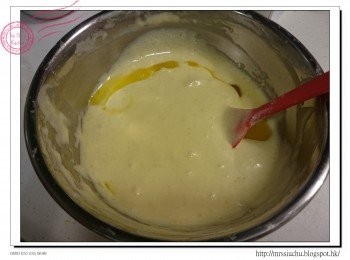 step5: 加入牛油, 輕輕拌勻。小心不要弄去蛋糕液內的空氣。