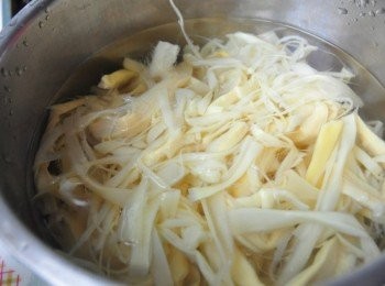 step1: 先將醃筍多次用清水沖洗後再浸泡6小時