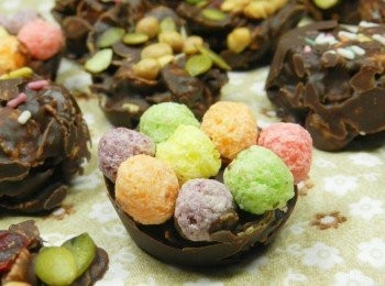 step10: 剩的巧克力脆片也可以鋪在烘焙紙上，等他凝固！最快的方法是放冰箱，一下子就凝固囉！用牙籤輕輕從旁邊挑一下，就可以脫膜ㄌ！