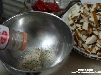 step8: 準備好要炒雪裡紅的<span class="group_1">食材</span>，來準備雪裡紅的醬料，在碗裡灑上胡椒粉[適量]