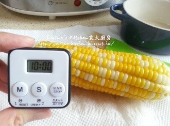 step7: 粟米蒸好後取出用廚紙抹乾 , 掃上麵粉蜜糖水靜待10分鐘