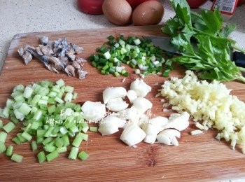 step2: 鹹魚去骨切細粒 , 薑去皮切細粒 , 蔥洗淨切粒 , 蒜頭去衣拍扁 , 芹菜洗淨切粒 , 芹菜葉留起作裝飾