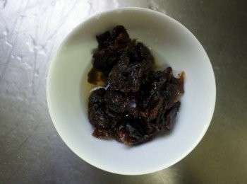 step2: 米酒泡桂圓乾備用(亦可泡好撈起跟鴨血糕一起略炸增加口感)