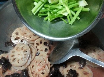 step7: 最後加入中國芹菜炒約2分鐘即可上碟