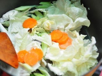 step2: 先將嫩薑絲、蒜段、紅蘿蔔片、高麗菜拌炒