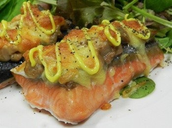 step5: 在烤好的鮭魚上擠上蜂蜜芥末醬，灑上黑胡椒粒，搭配沙拉，就是很棒的一餐喔！這個鮭魚烤起來相當的鮮嫩！大家可以試試看！