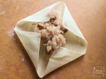 step5: 買錯正方型既皮: 餡料放雲吞皮正中心, 先將四隻角向內如下摺, 之後再將邊位向內用餡貼好, 慢慢整成燒賣狀