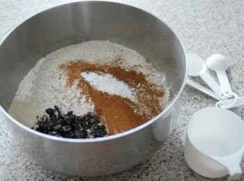 step1: 大碗內將高筋麵粉，全麥麵粉，鹽，肉桂粉，葡萄乾拌勻
