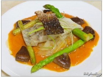 step7: 擺盤順序：南瓜泥，洋蔥絲，香菇，蘆筍，澳洲尖吻海鱸魚肉，魚皮酥片