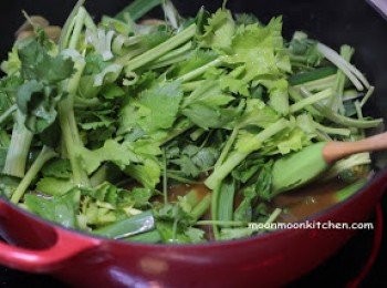 step4: 6.開蓋，加入唐芹及葱段兜勻即成。