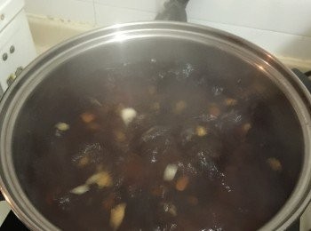 step4: 預備一大煲水，把蜜棗丶菜乾丶南北杏丶羅漢果放入