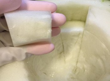 step5: 用小刀直方向界開，再橫方向界開，要保留約1-1.5cm 距離，這樣子就能界出正方完整的冬瓜