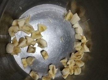 step1: 把香蕉去皮，切粒，放碗內。