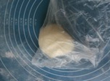 step3: 和成團，記得多揉揉，揉到光滑，三光曉得伐，面光，盆光，手光。
然後麵團上蓋個保鮮膜啥的，靜止10-15分鐘，醒面。因為麵筋需要鬆弛一下，否則下一個步驟會比較難操作。