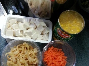 step3: 準備好各項材料:豆腐切粒,甘筍切碎,雞蛋打散