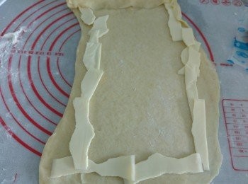 step5: 將粉團撒上少許高筋粉後壓成長方體或圓形,圍邊鋪上片裝芝士卷邊後輕壓邊緣。