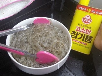 step4: 煲大煲水，煮韓式粉絲至軟身，撈起倒去水份，加適量麻油拌勻